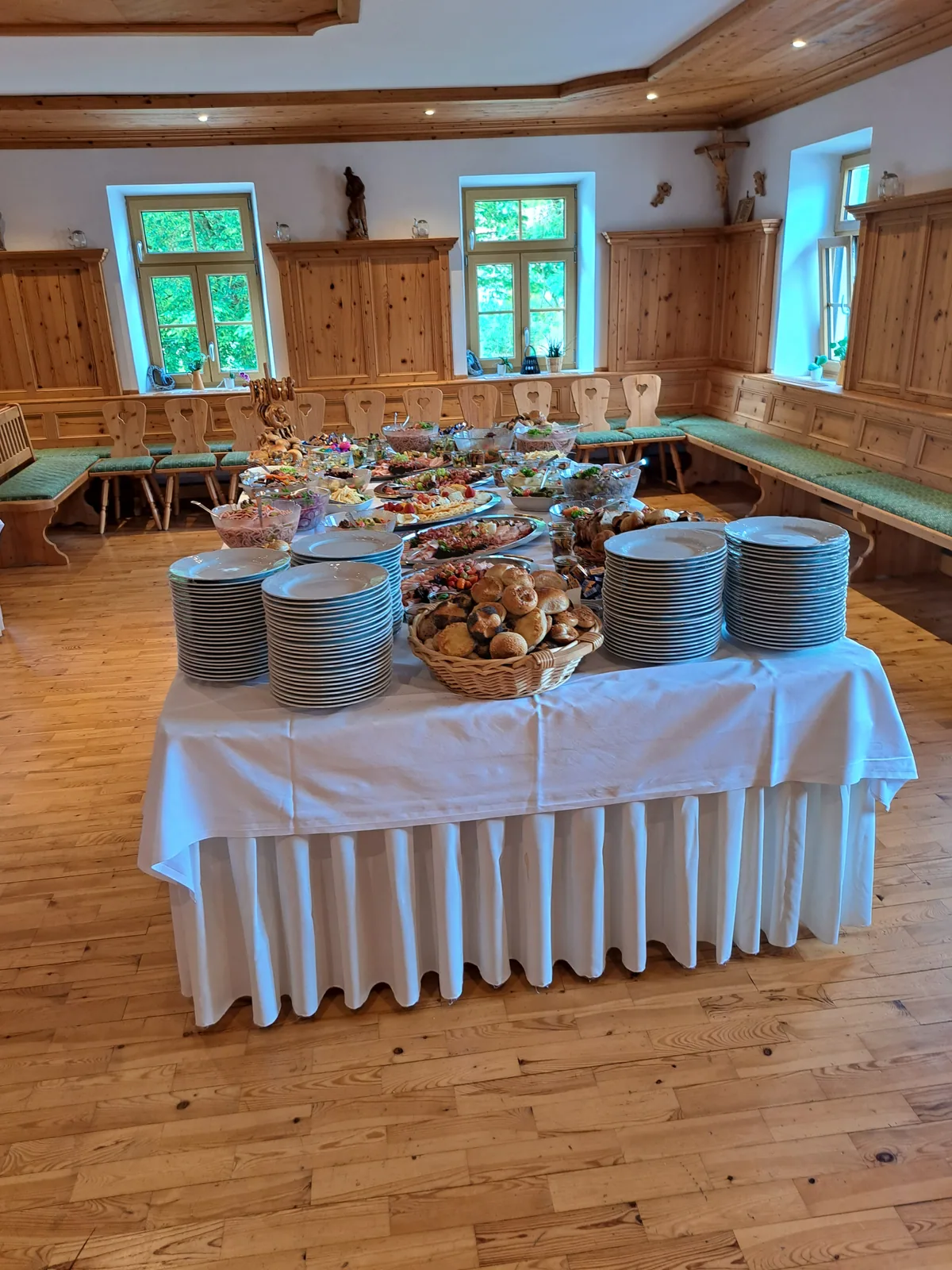 Buffet mit Salaten und Aufschnitt in der holzvertäfelten Stube