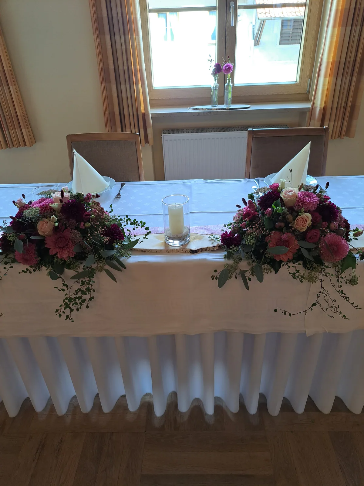 Brauttisch mit Blumengesteck aus Dahlien, Rosen und Eukalyptus