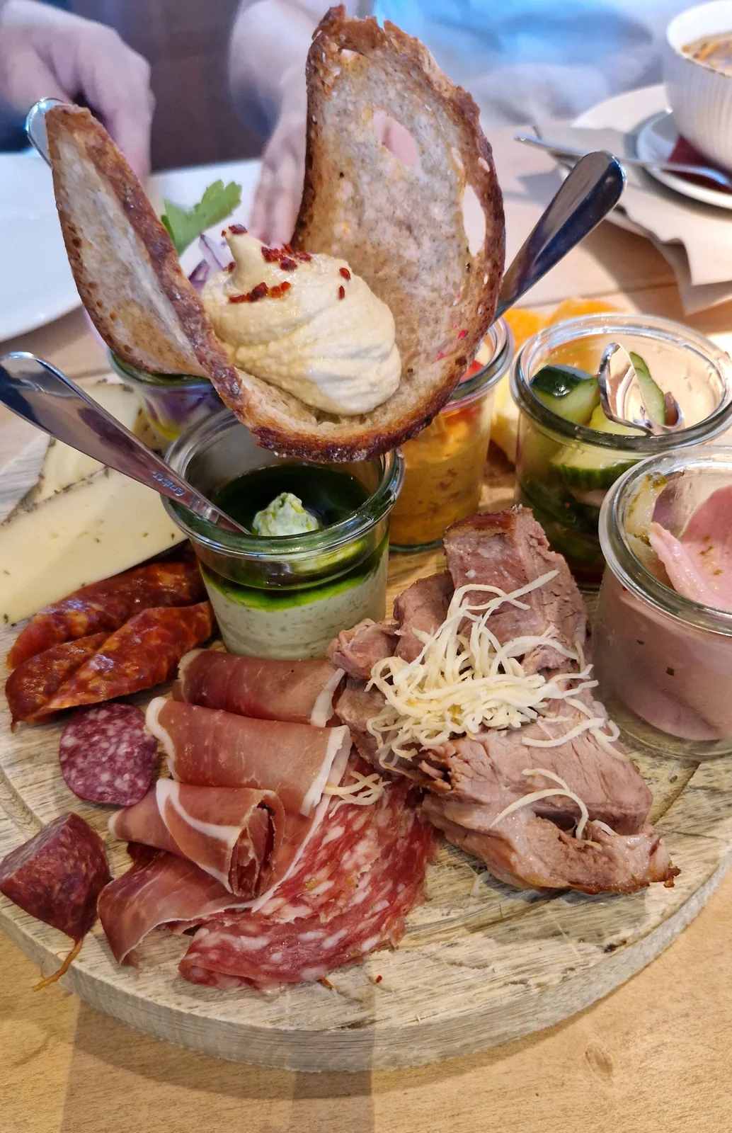 Bayerische Brotzeitplatte mit Aufschnitt, Käse und Brezn