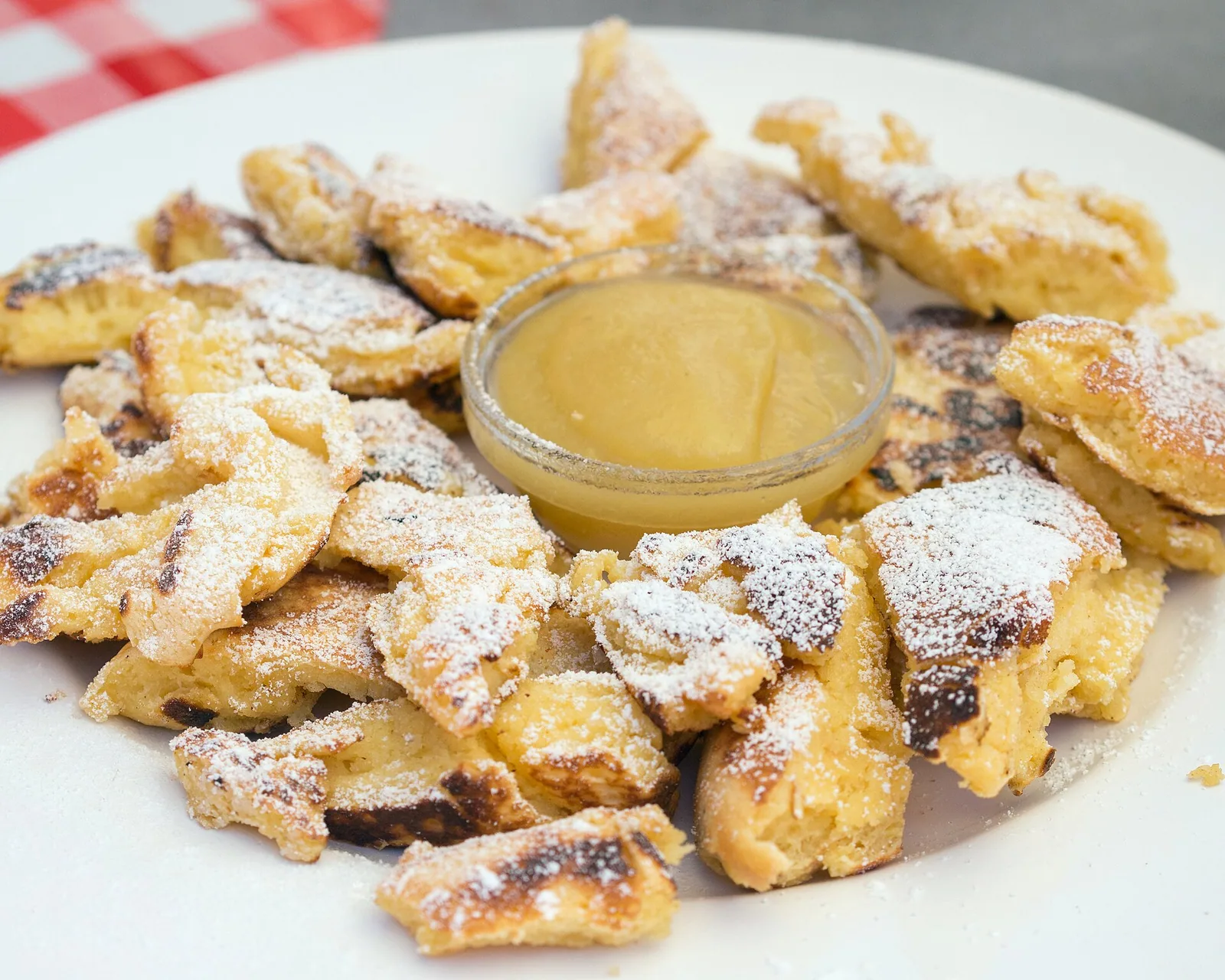 Kaiserschmarrn mit Puderzucker und Apfelmus