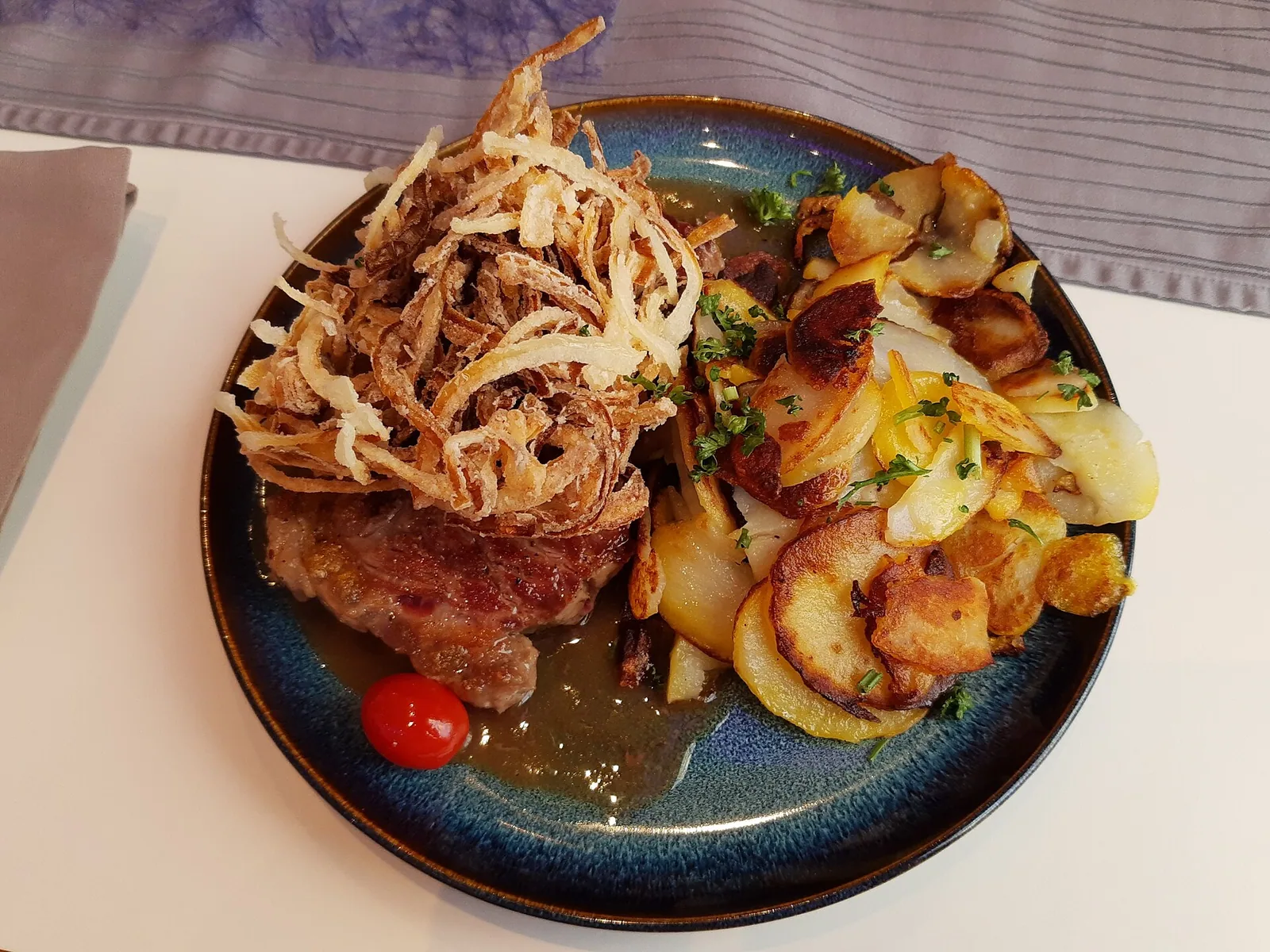 Zwiebelrostbraten mit Röstzwiebeln und Bratkartoffeln