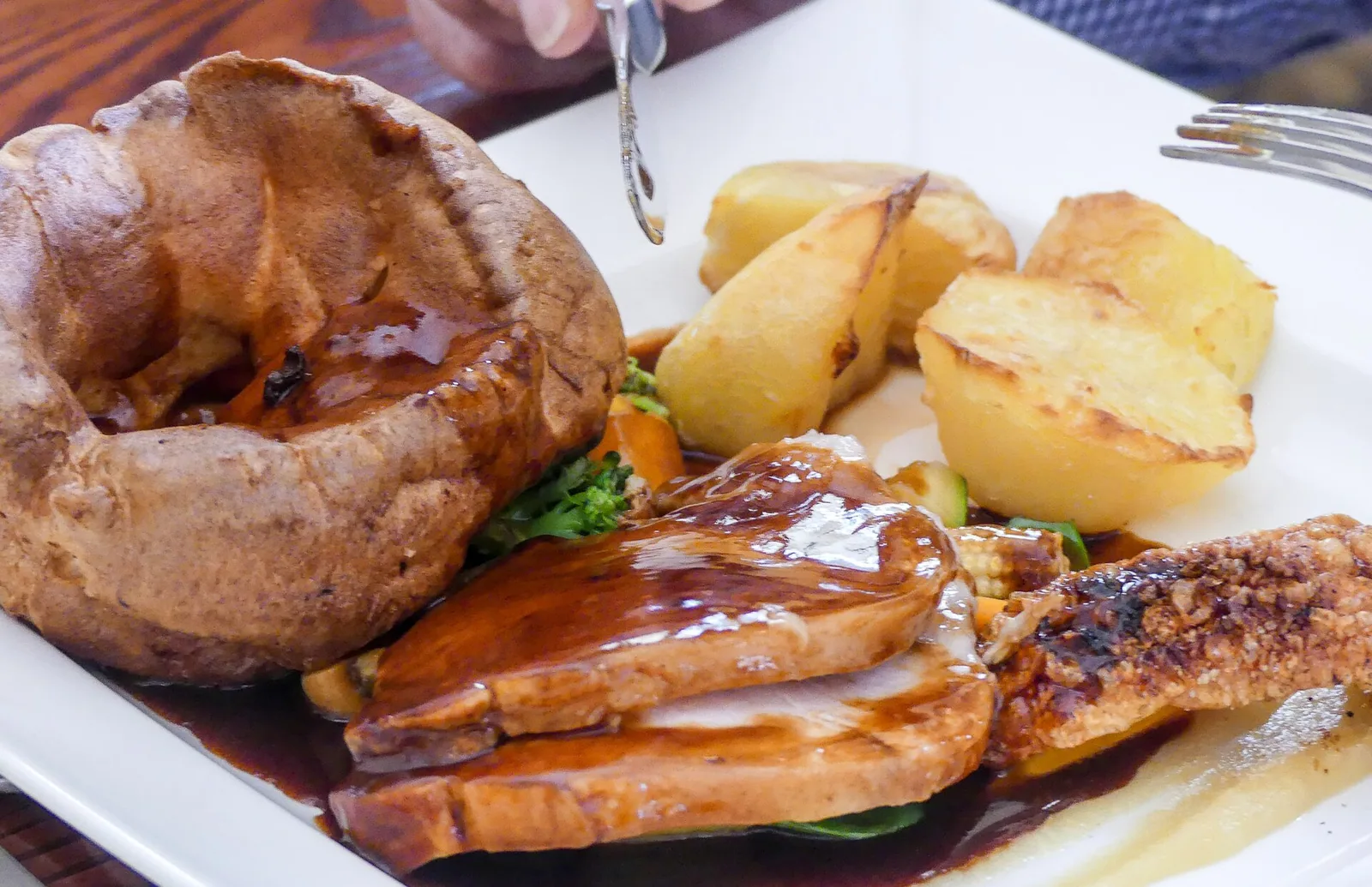 Schweinebraten mit Kruste und Bratkartoffeln